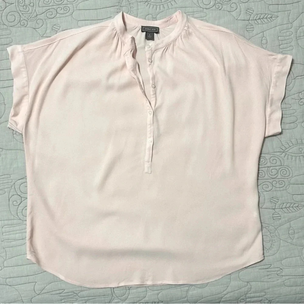 J. Crew point sur Pale Pink Short-Sleeve Henley Blouse